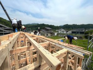 大分市野津原にて、大きな切妻屋根が魅力的な平屋（新築注文住宅）の棟上げをいたしました。